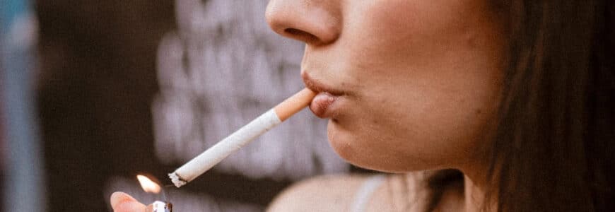 junge Frau steckt sich Zigarette an