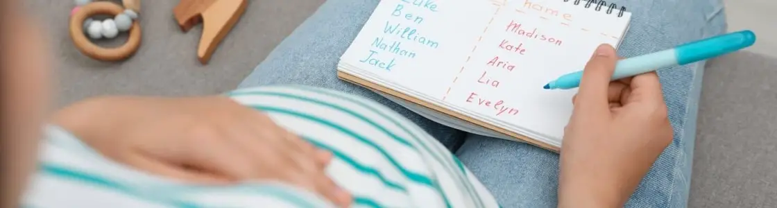 schwangere Frau schreibt Namensliste