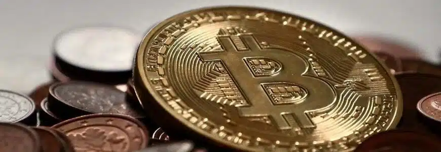 physische Bitcoin-Münze auf Eurocent-Münzen