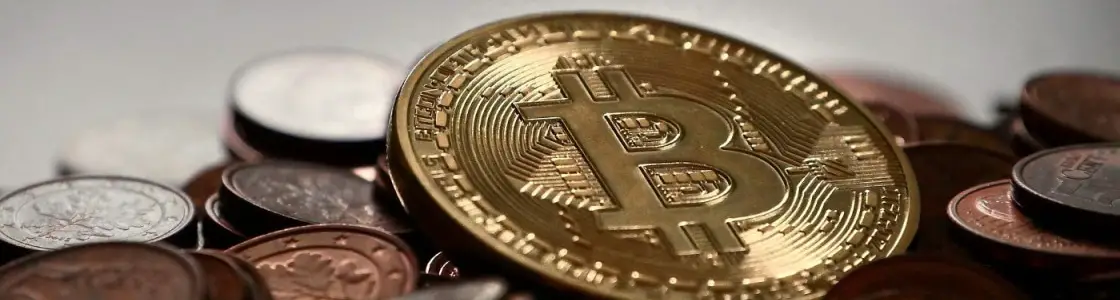 physische Bitcoin-Münze auf Eurocent-Münzen