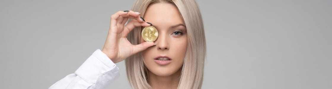 junge Frau mit physischer Bitcoin-Münze