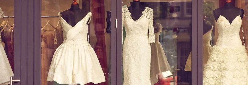 Brautmode im Schaufenster