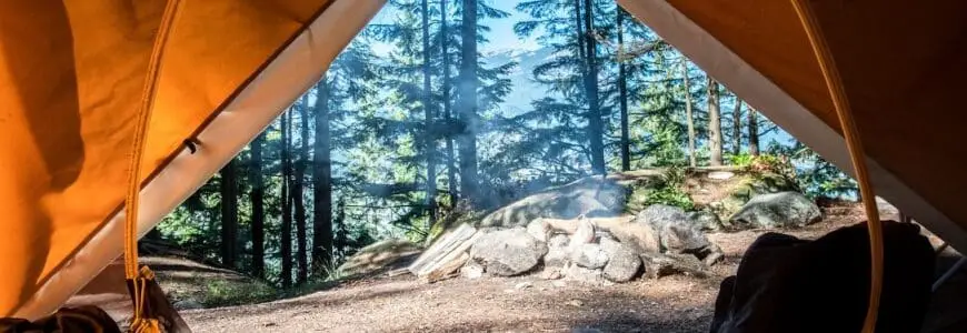 Blick aus dem Zelt beim Camping