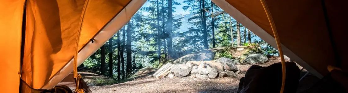 Blick aus dem Zelt beim Camping