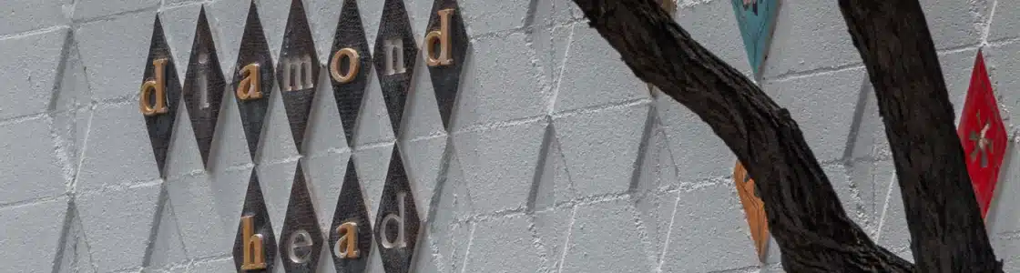 Schriftzug an Hausfassade: "diamond head"