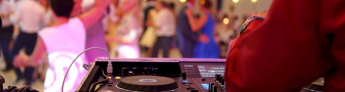 DJ-Pult und Tanzfläche