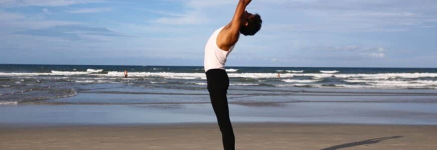 Mann beim Yoga am Strand