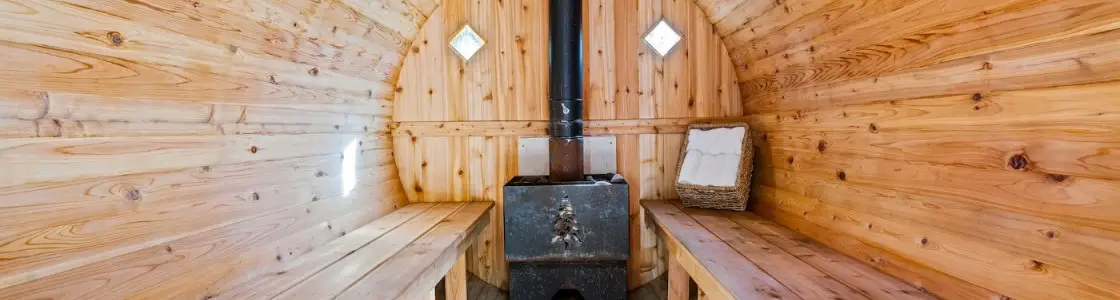 das Innere einer traditionelle Fass-Sauna