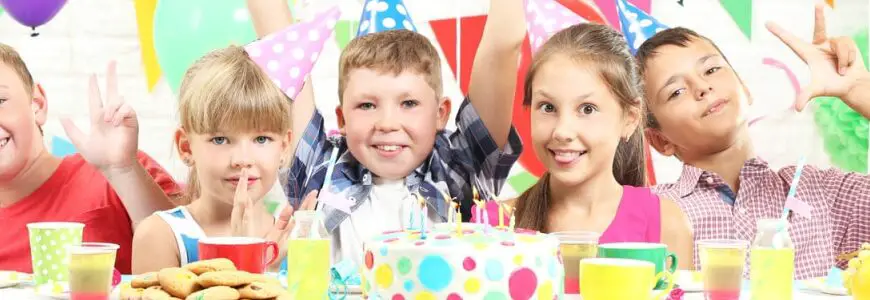 fünf Kinder feiern Kindergeburtstag