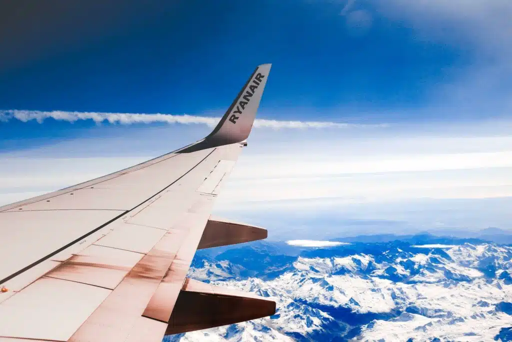 Ryanair-Flugzeug am Himmel