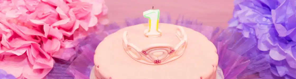 Geburtstagskuchen mit Kerze in Form einer 1