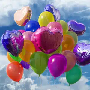 Luftballons mit Herz stehen für Geburtstagswünsche, die von Herzen kommen