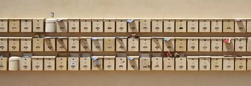 Wand voller Briefkästen