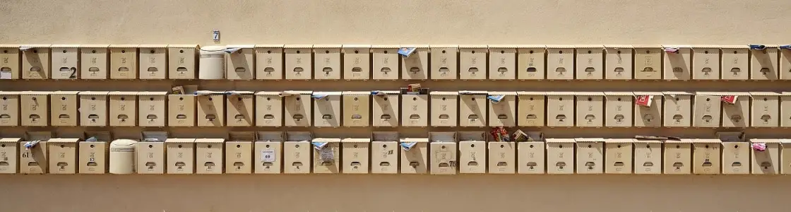 Wand voller Briefkästen