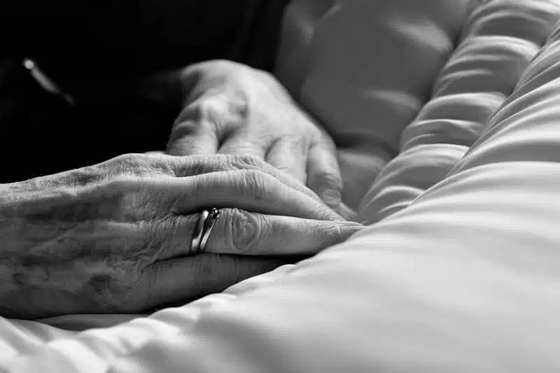 Hände eines Verstorbenen