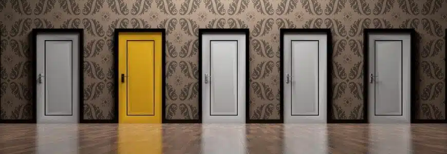sieben Türen, eine gelb, Rest weiß