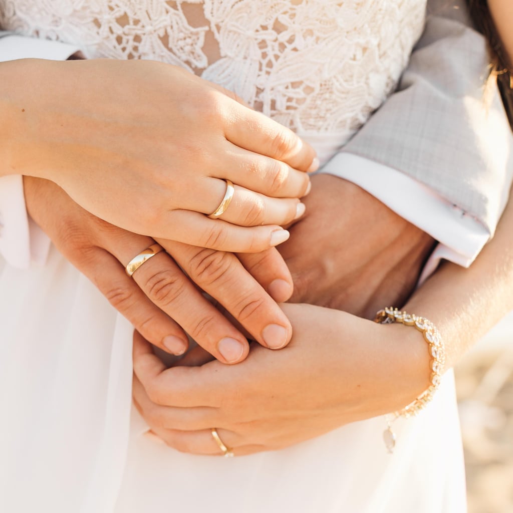 Hände eines Brautpaares als Symbol für Hochzeit und Hochzeitswünsche