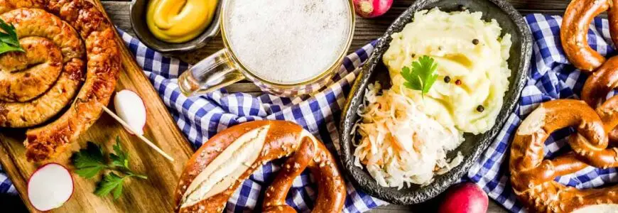 Oktoberfest-Essen: Krautsalat, Brezeln, Senf, Bratwurst