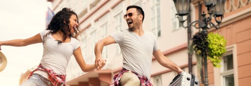 Paar rennt lachend durch Stadt