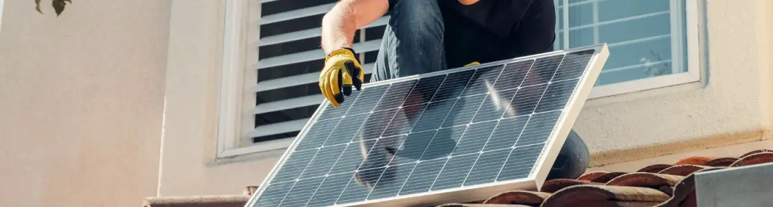 Installation von Solarzellen auf dem Dach