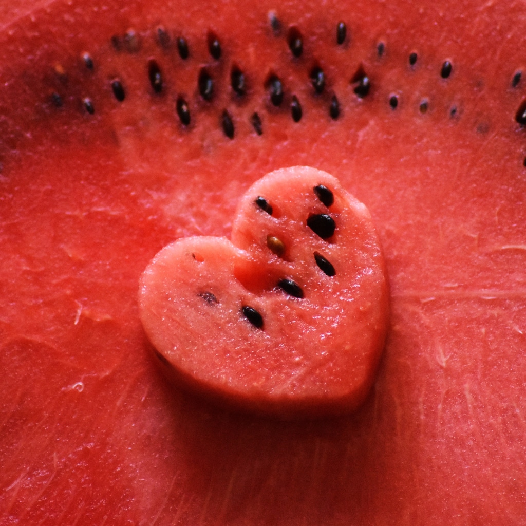 Melone mit Herz als Symbol für Sommer und Sommersprüche