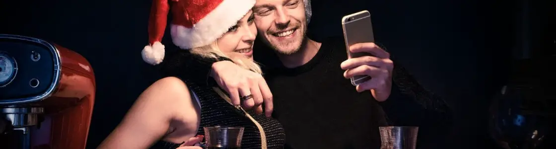 Mann und Frau nehmen gemeinsam Selfie auf