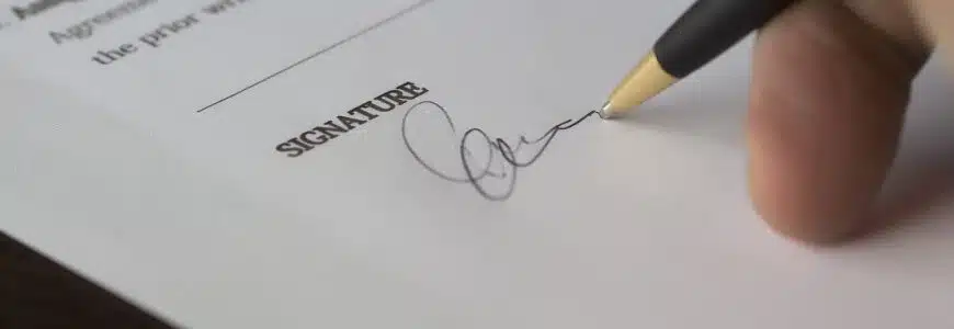 Signatur wird unter Vertrag gesetzt