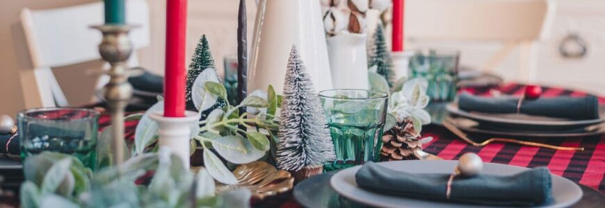 für Weihnachten dekorierter Tisch