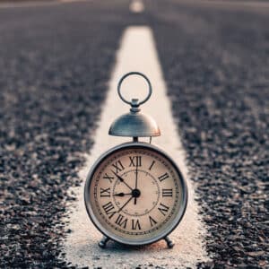 Eine Uhr auf einer Straße als Symbol für die Zeit auf unserem Lebensweg