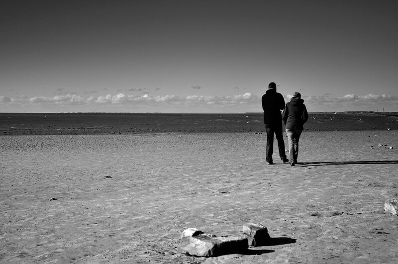 Schwarzweiß-Fotografie mit zwei Menschen